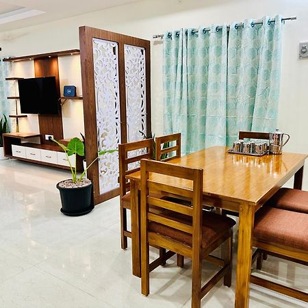 Truelife - 3Bhk Family Suites - Ps4 Pure Veg Restaurant On The Way To Balaji Temple - 2500 Sft Large Signature Apartment - Modular Kitchen - Super Fast Wifi, Smart Tv, 250 Jio Channels - Parking - Easy Access To All Temples - Top Service With Lots Of Tirupati Dış mekan fotoğraf