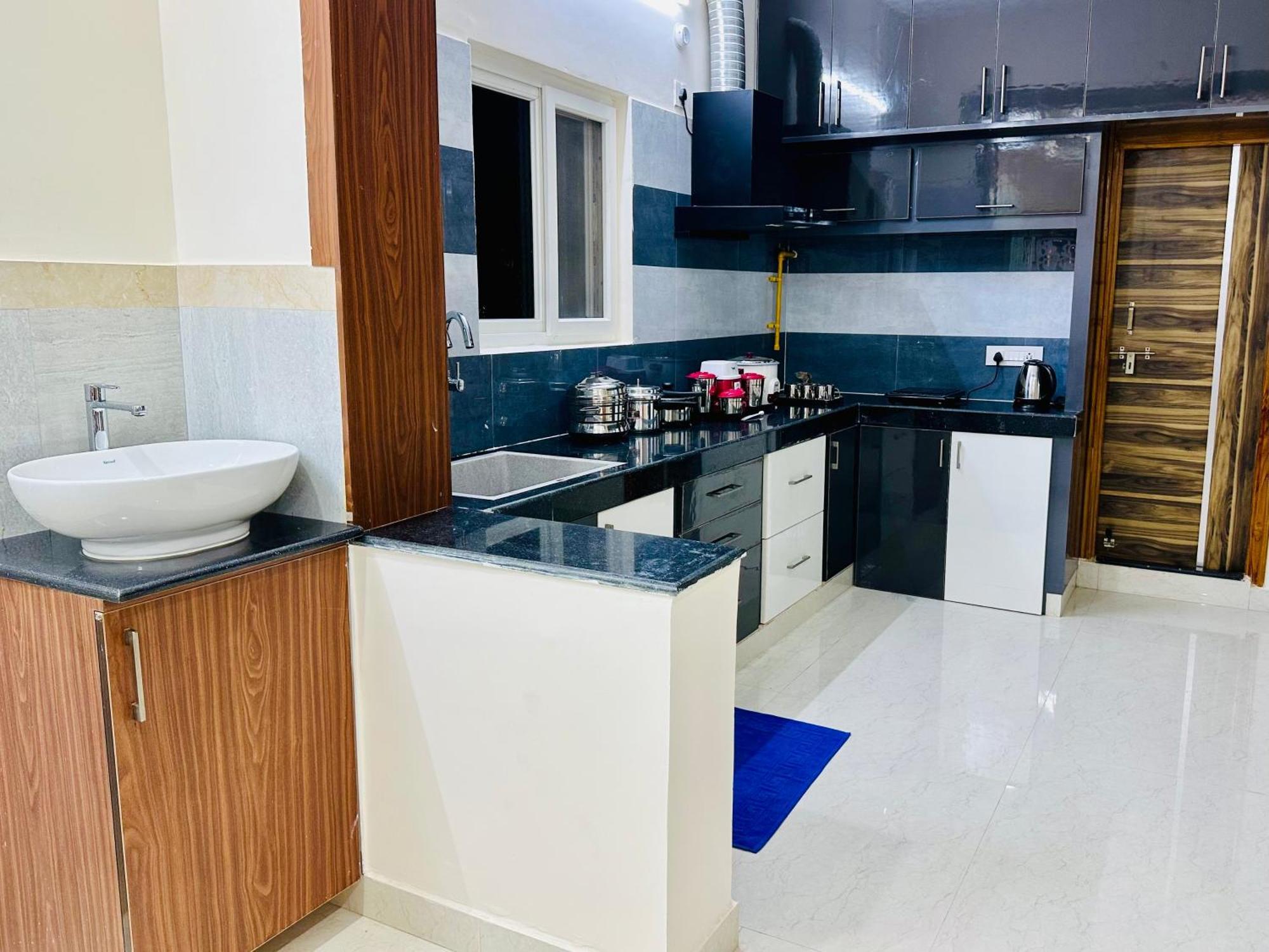 Truelife - 3Bhk Family Suites - Ps4 Pure Veg Restaurant On The Way To Balaji Temple - 2500 Sft Large Signature Apartment - Modular Kitchen - Super Fast Wifi, Smart Tv, 250 Jio Channels - Parking - Easy Access To All Temples - Top Service With Lots Of Tirupati Dış mekan fotoğraf