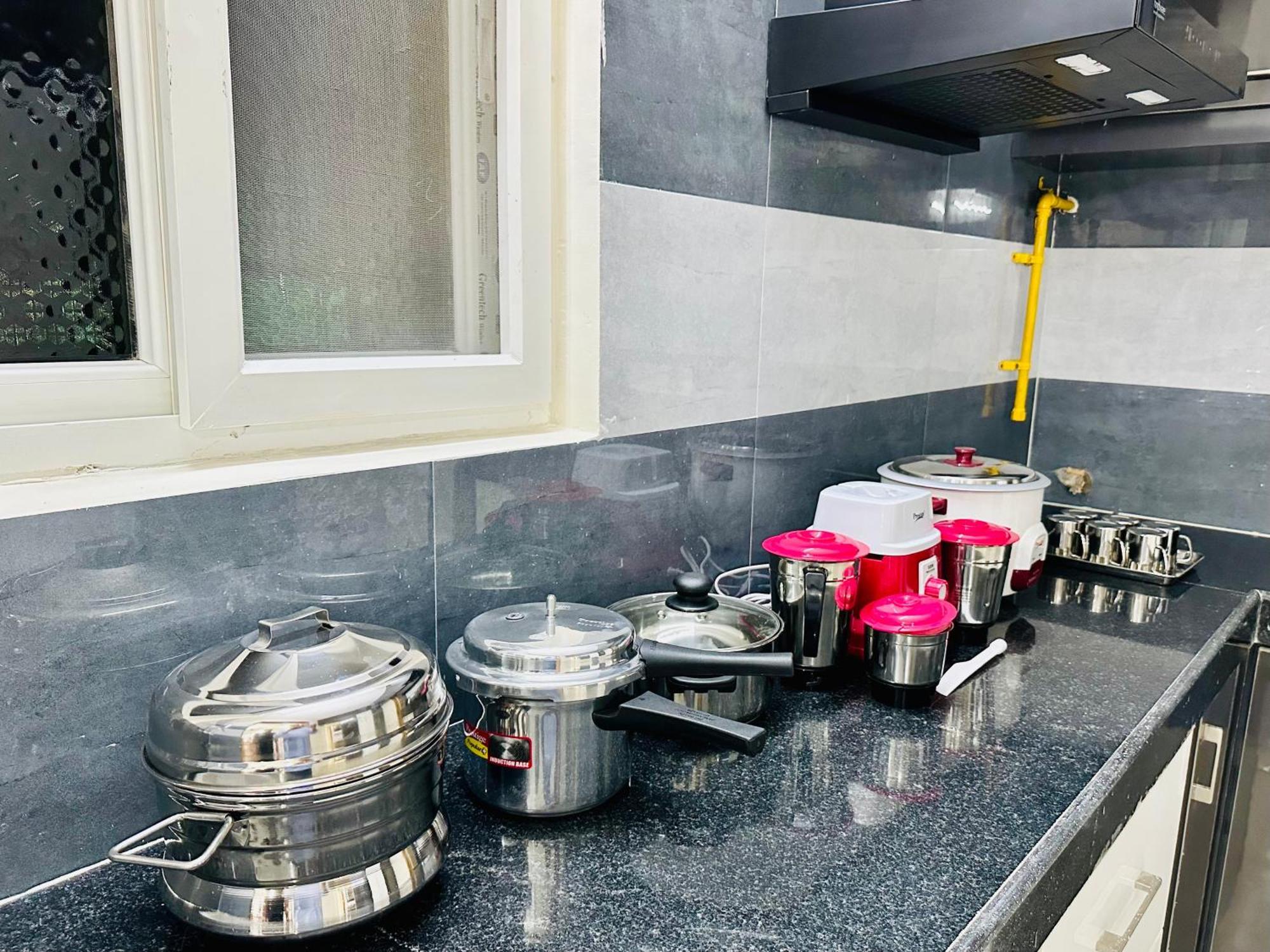 Truelife - 3Bhk Family Suites - Ps4 Pure Veg Restaurant On The Way To Balaji Temple - 2500 Sft Large Signature Apartment - Modular Kitchen - Super Fast Wifi, Smart Tv, 250 Jio Channels - Parking - Easy Access To All Temples - Top Service With Lots Of Tirupati Dış mekan fotoğraf